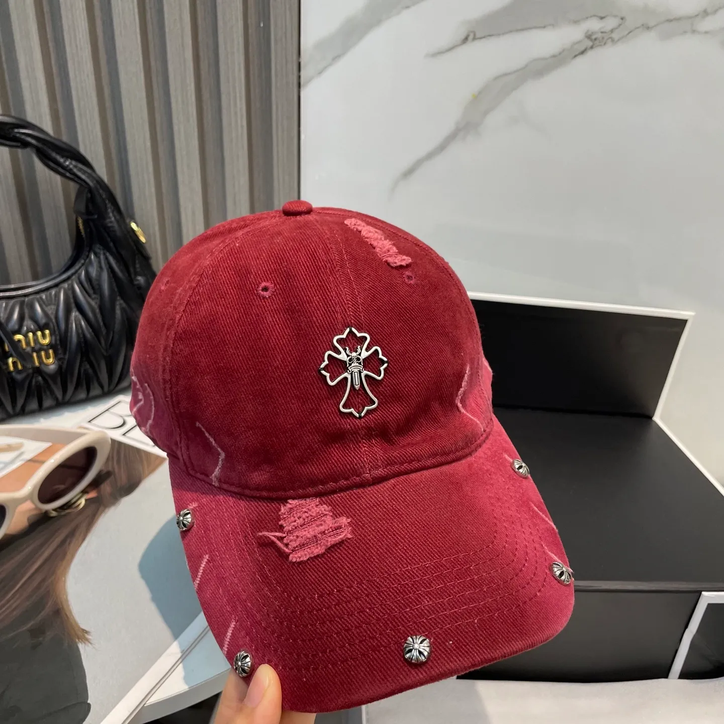 P70 Crow Heart 🆕🆕25 new baseball cap, stylish and classic cross logo, casual with a cool feeling, unisex style, same style for men and women! Very easy to match! Head circumference: 56-58cm is available